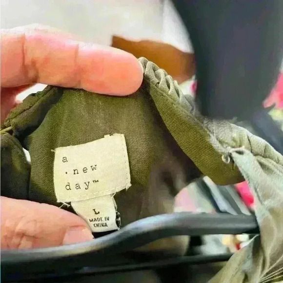 A new day green tank/blouse - Picture 4 of 6